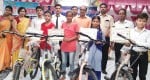 हाथरस : मुरसान के एसपीएस स्कूल में वर्ड मीनिंग ओपन राइटिंग कंपटीशन के टॉपरों को साइकिल देकर सम्मा