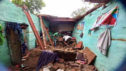 Two children buried after the roof of the house collapsed in Agra