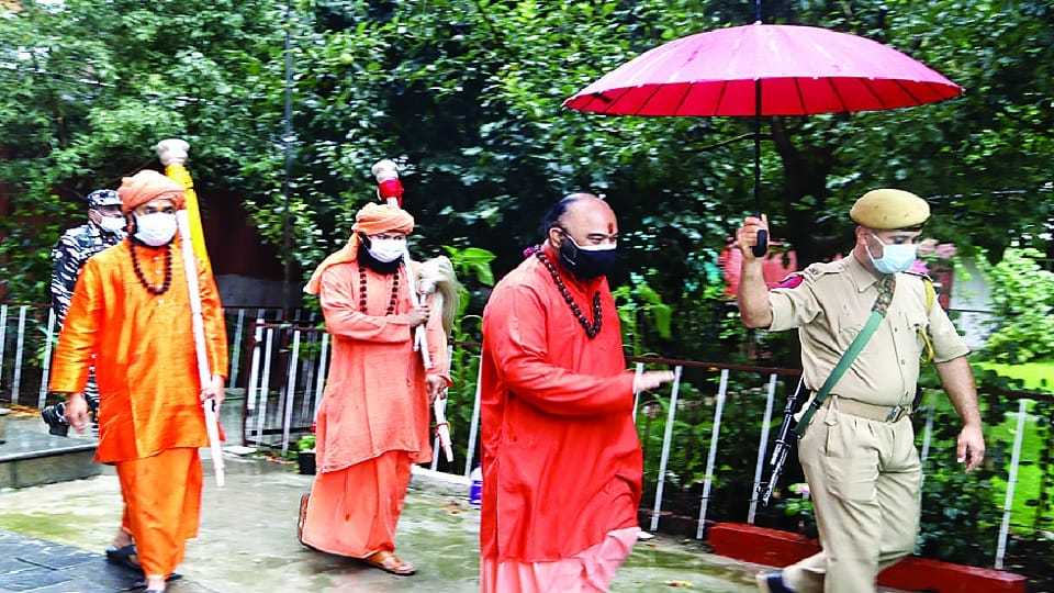 Amarnath Yatra 2022: Chadi Mubarak reaches Srinagar Shankaracharya temple