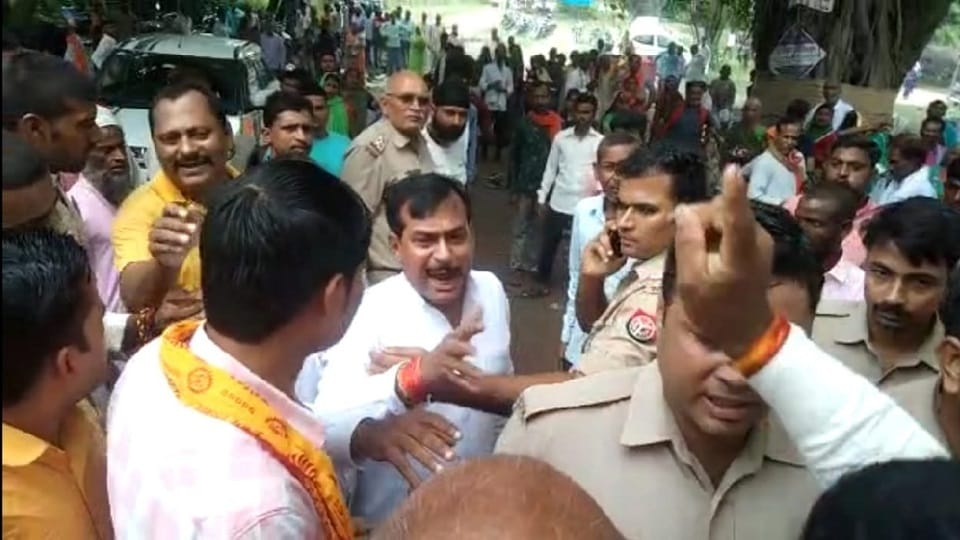 in lakhimpur kheri bjp mla yogesh verma got into a scuffle with the parking operator and the mahants