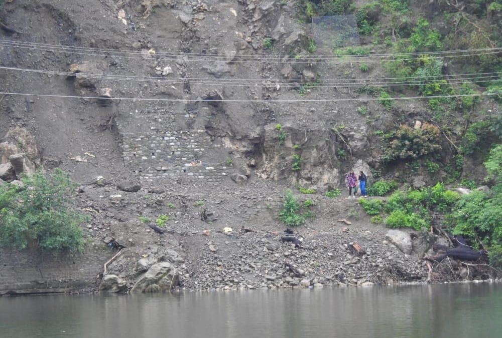 Uttarakhand News: Landslide Continue fom baniyala Hill in nainital photos