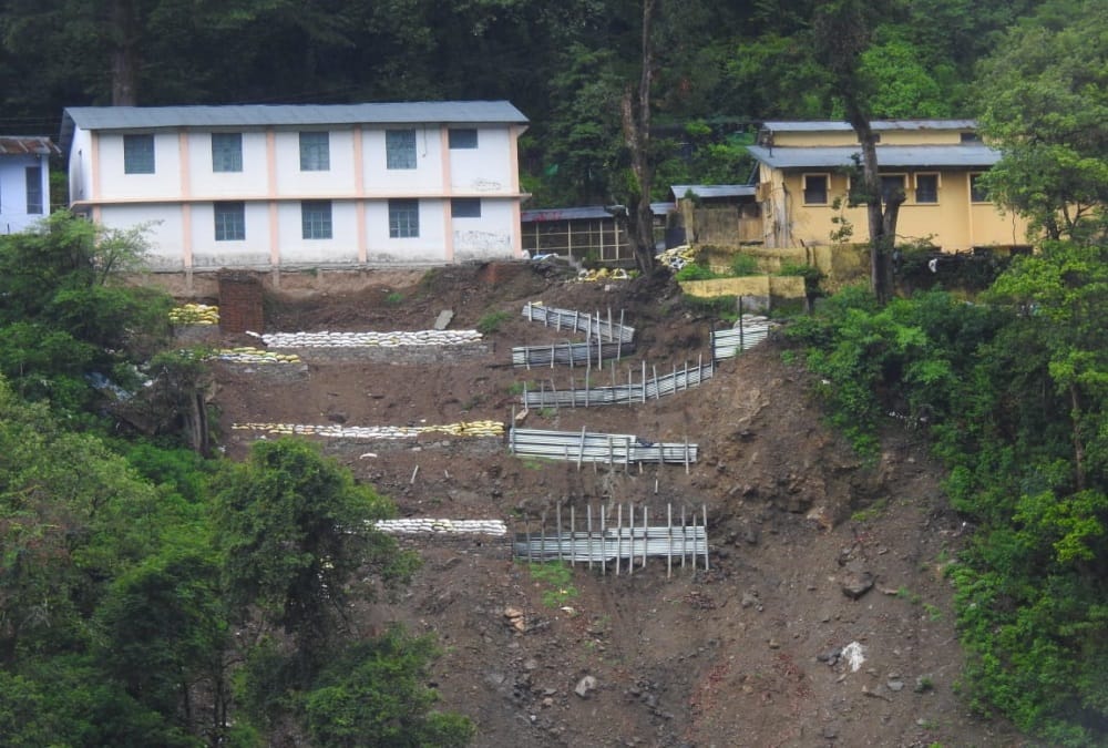 Uttarakhand News: Landslide Continue fom baniyala Hill in nainital photos