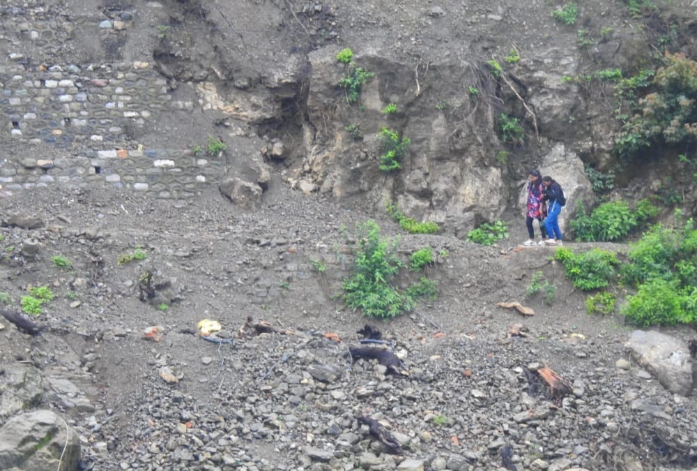 Uttarakhand News: Landslide Continue fom baniyala Hill in nainital photos