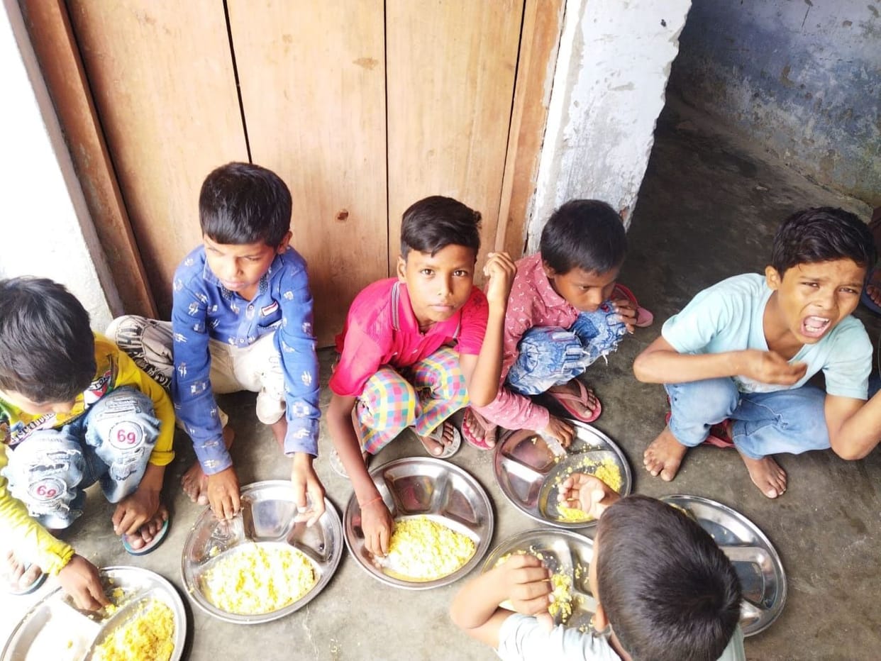 students complained about mid day meal tehari