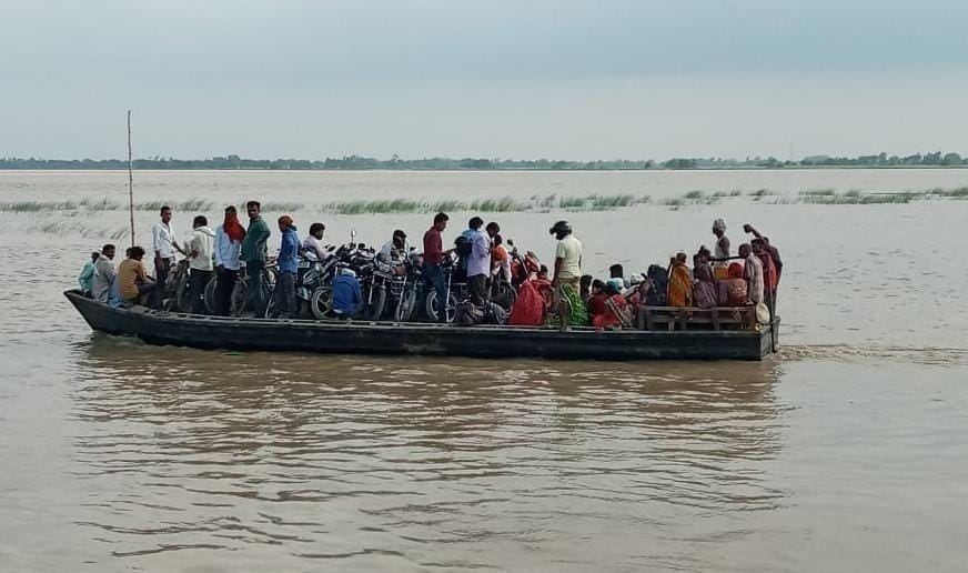 people goes by boat in sarau