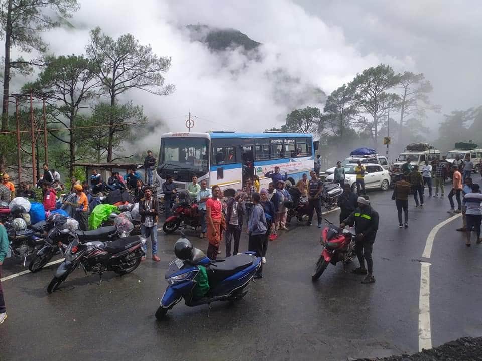 Uttarakhand Weather Update Today: Badrinath Highway Closed Due to landslide and Many vehicles Stuck photos
