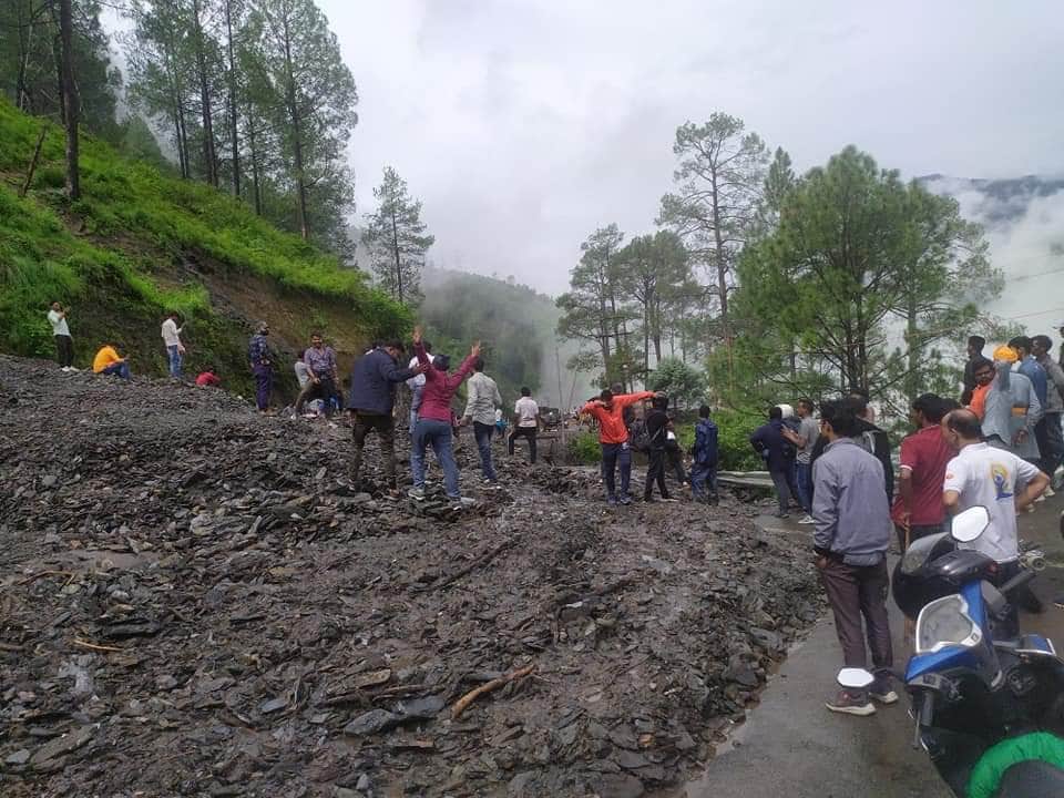 Uttarakhand Weather Update Today: Badrinath Highway Closed Due to landslide and Many vehicles Stuck photos