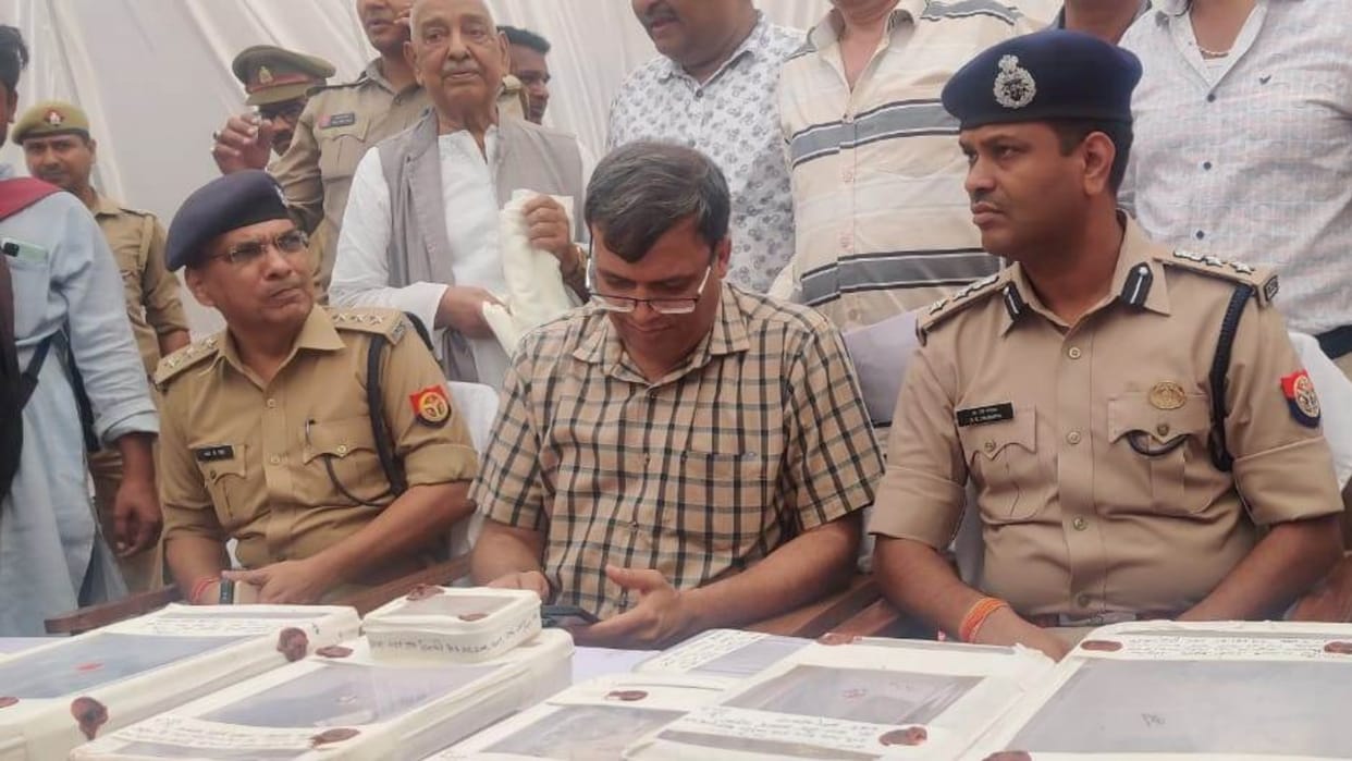 Police arrested man for theft of gold and Silver in Lucknow.