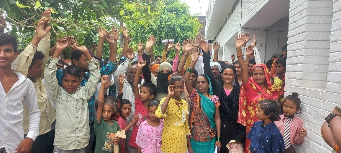 adhar card,villagers,pradarshan