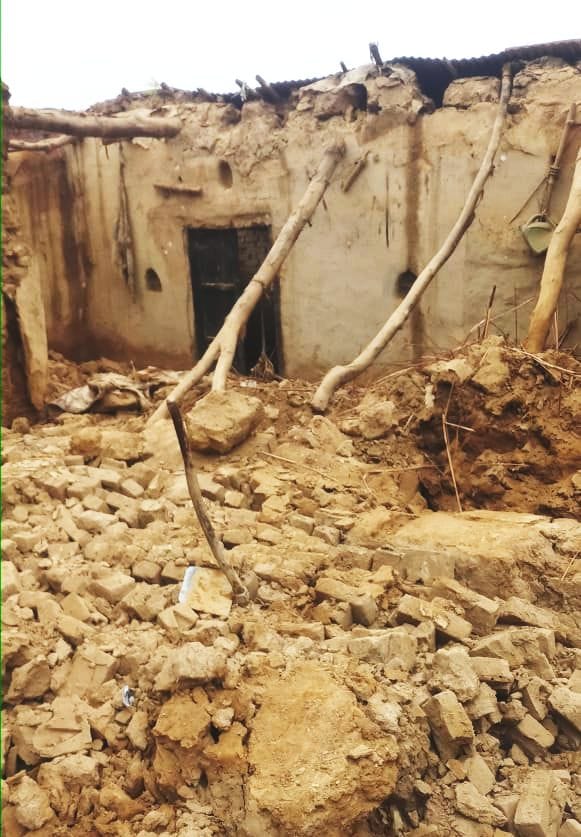 Three kutcha houses collapsed due to waterlogging in Hardoi, three brothers injured in debris