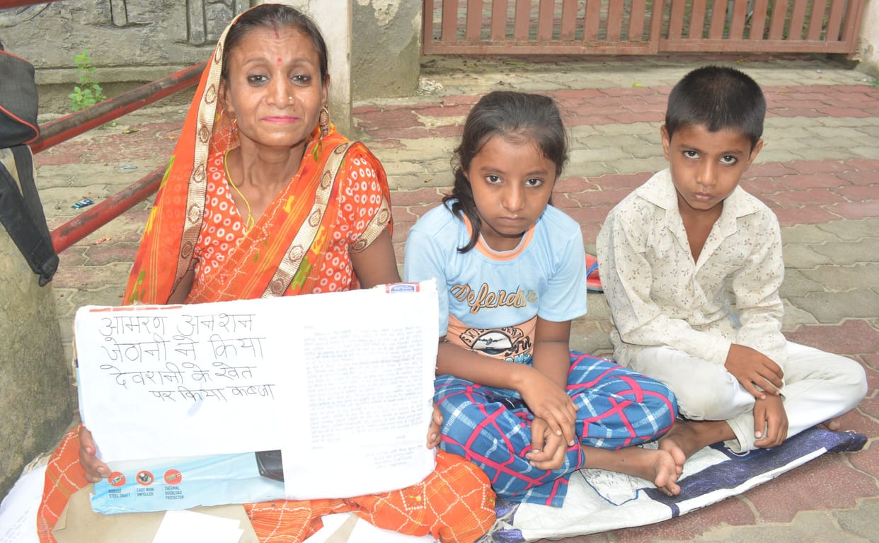 Hardoi, The woman who came with the children pleaded with the DM