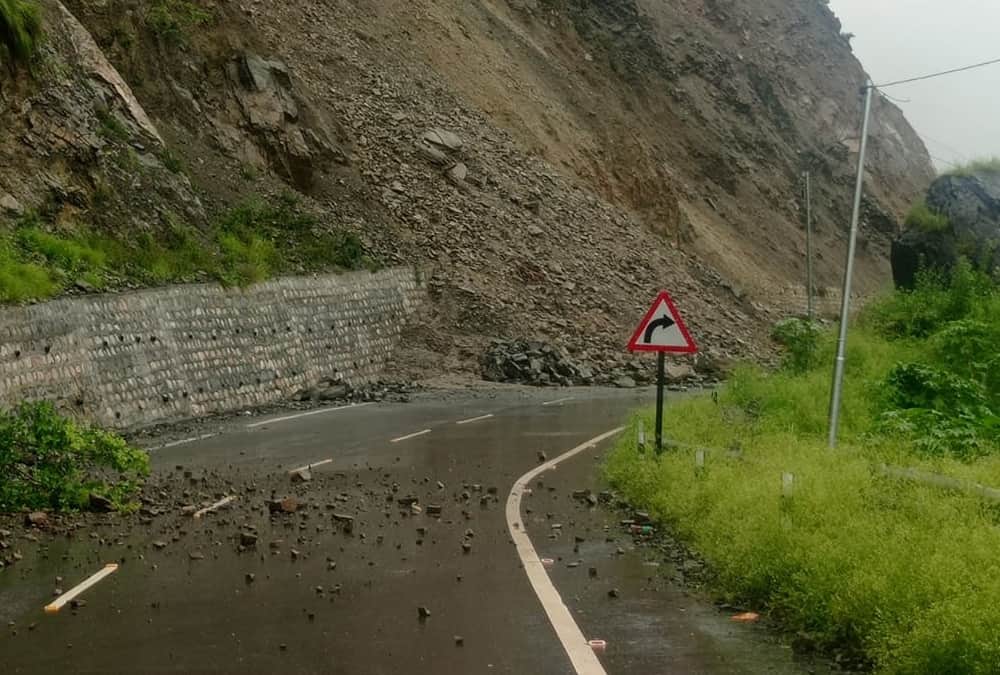 Uttarakhand Weather Update Today: Badrinath Highway Closed Due to landslide and Many vehicles Stuck photos