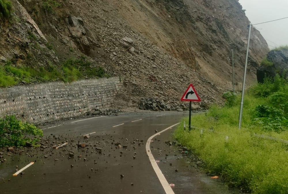 Uttarakhand Weather Update Today: Badrinath Highway Closed Due to landslide and Many vehicles Stuck photos