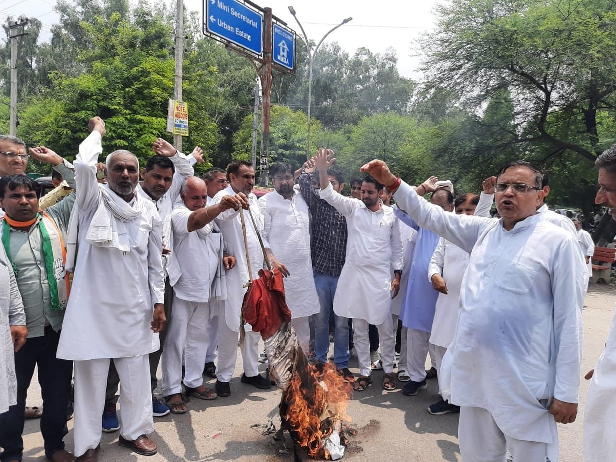 Congressmen burnt the effigy of the government in protest against the anti-people policies of the government