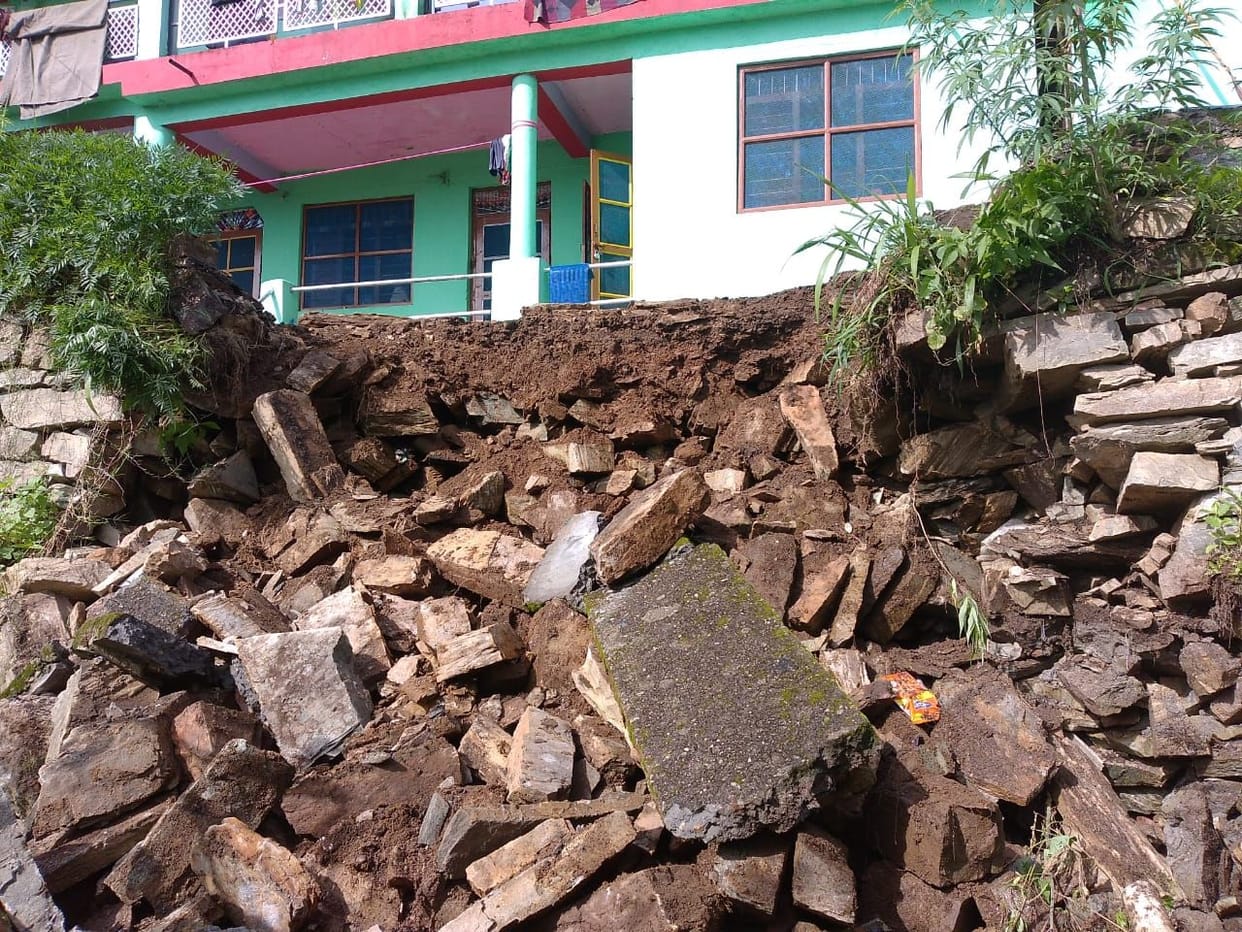 Residential houses in Loharchaura and Patharia are in danger due to landslide