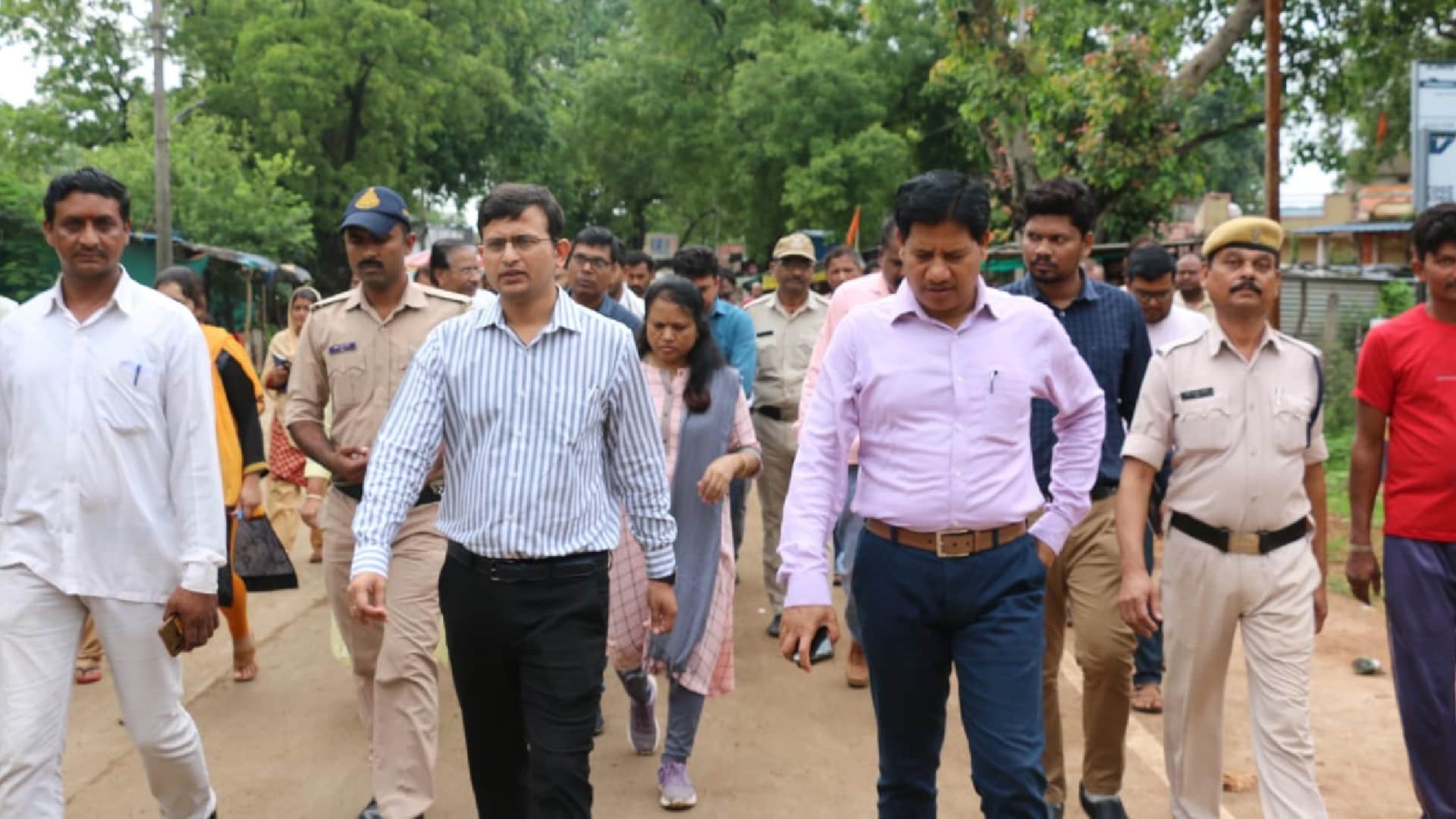 गांव में जायजा लेने पहुंचे कलेक्टर।