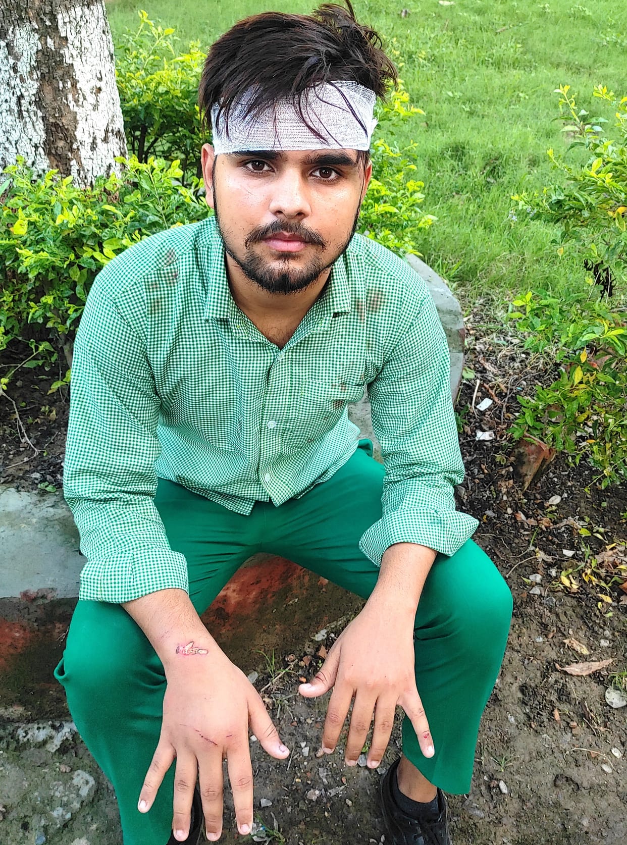 After stopping the school bus, the student was beaten up and injured by the attackers.