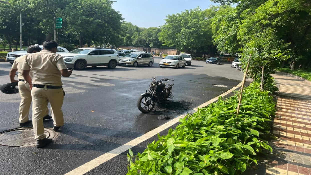 Former councilor arrested for setting bike on fire in protest against questioning of Sonia Gandhi