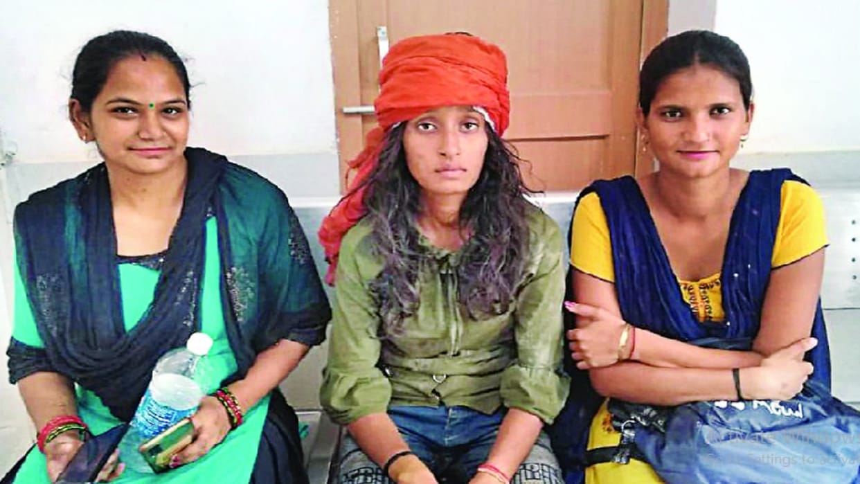 two women saves a girl fallen down from train