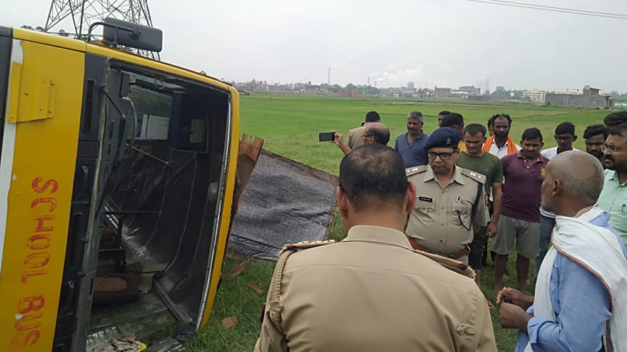 school bus overturned in GIDA Gorakhpur