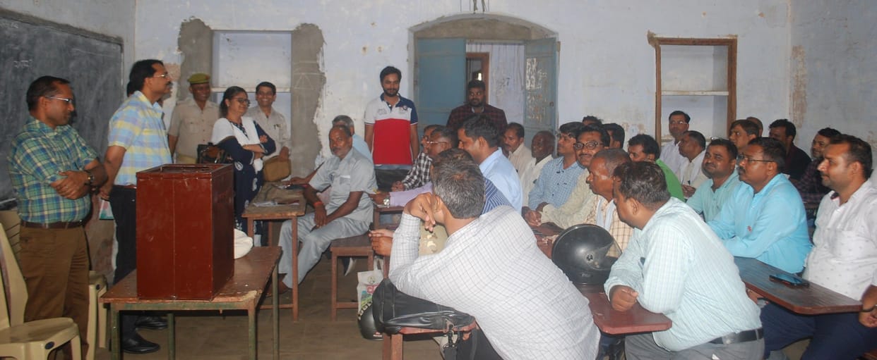 Hathras: Training given to polling personnel for Panchayat by-elections