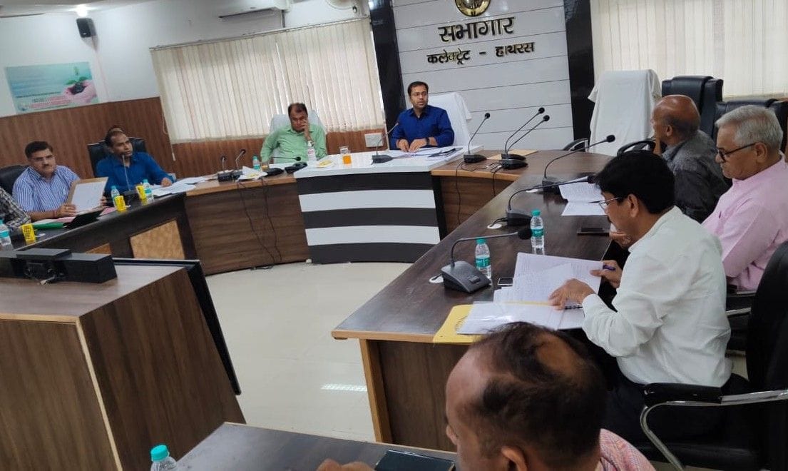 Hathras: DM angry over slow pace of pending payment and golden card in PM Maternity Vandana