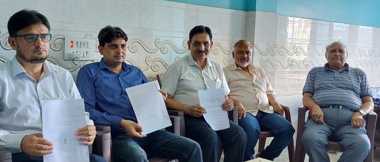 Hathras: Ayurveda Unani clinics remained closed in protest against the raid