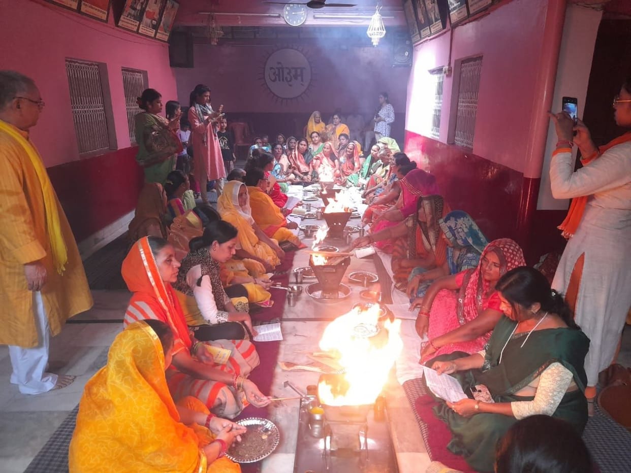 Hathras: Women Arya Samaj celebrated Teejotsav by performing Panchkundiya Yagya