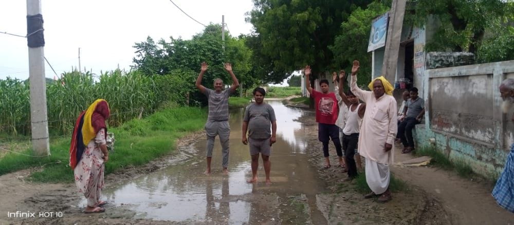 Hathras: Villagers protest against waterlogging