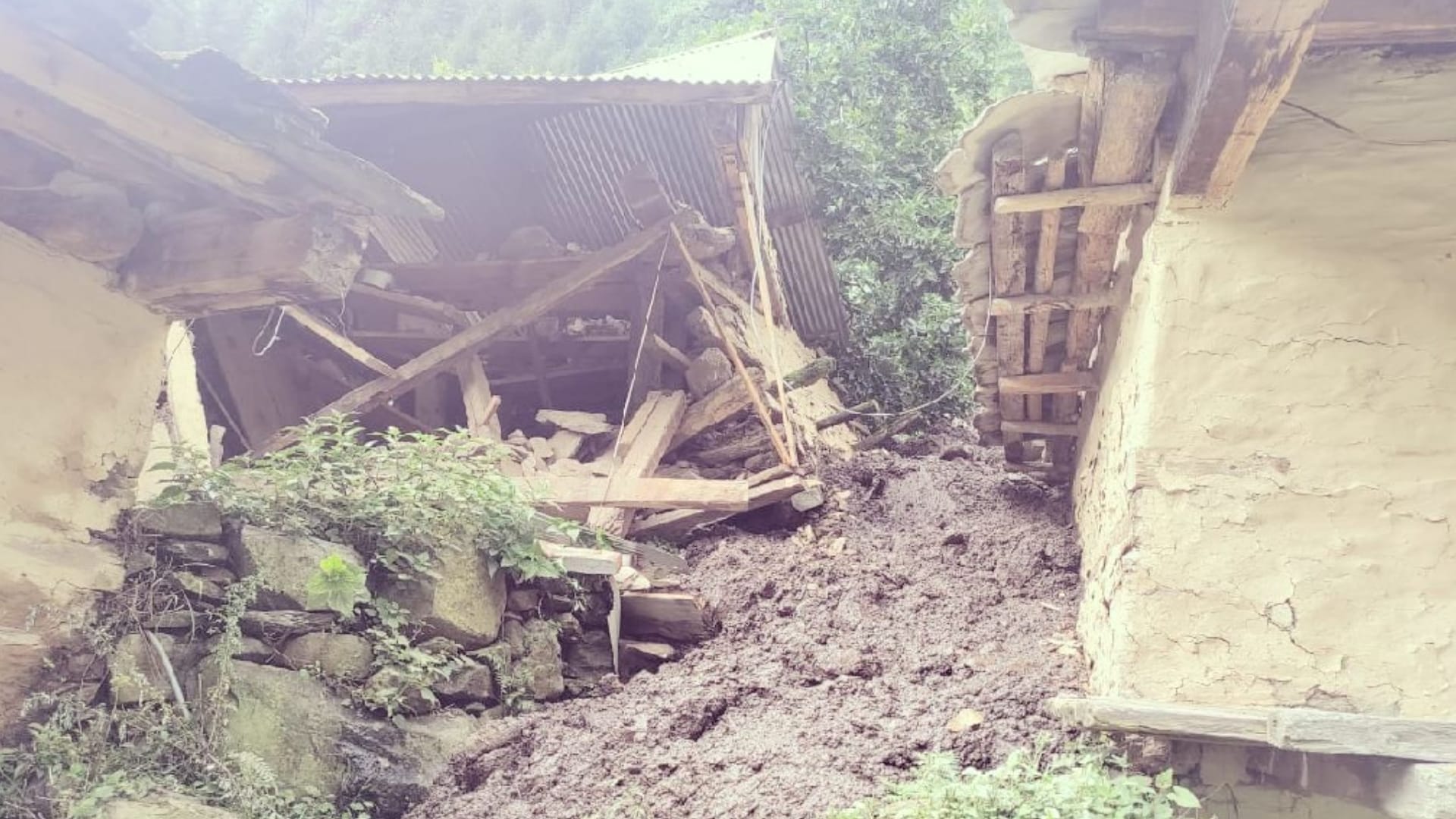 Cloud burst in Himachal's Chaupal and Nirmand, three people died in the state, heavy rain alert on July 28
