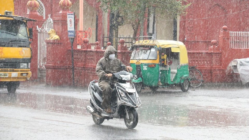 Indore Rain: Average rainfall of about 17 inches so far, five and a half inches more than last year