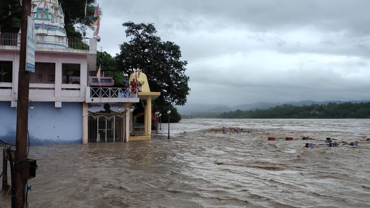jammu kashmir weather update today national highway blocked amarnath yatra suspend