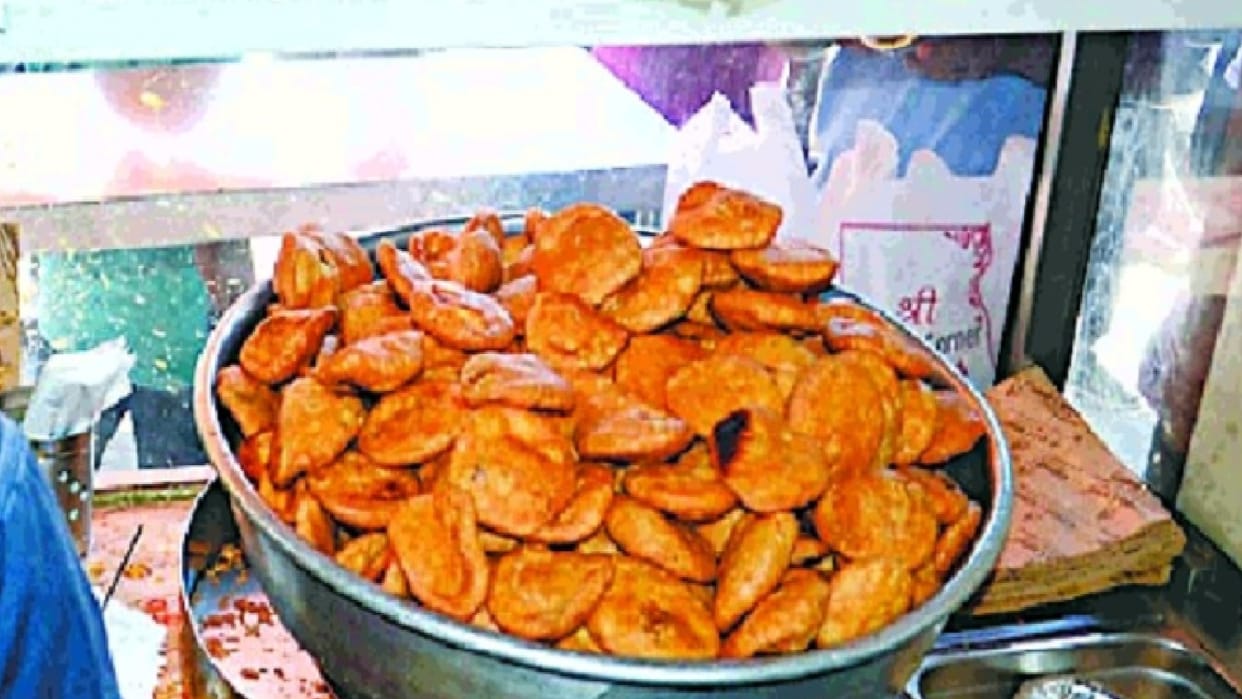 customer poured oil on shopkeeper after asking for money for puris