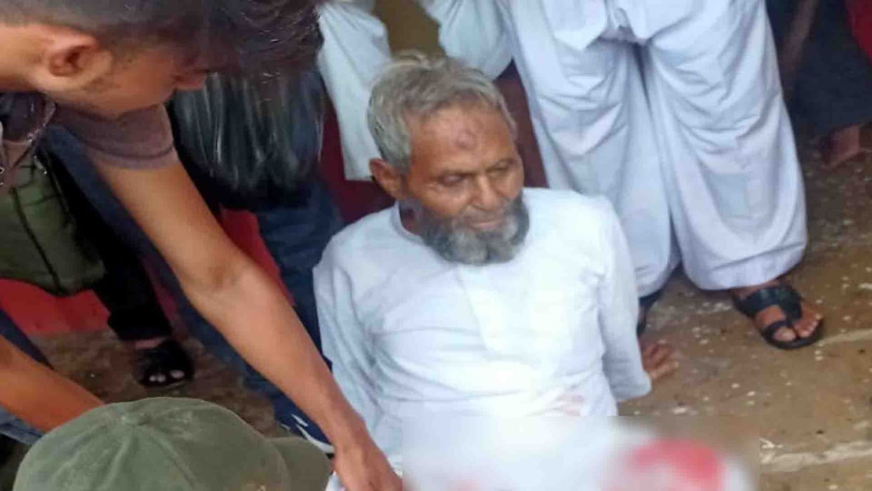Auraiya News: old man fell from train while descending, broke one leg