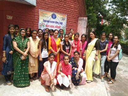 कोसली स्थित बाल भवन में हरियाली तीज मनातीं कार्यक्रम अधिकारी पिंकी दलाल  व अन्य।