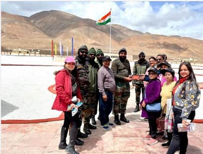 कश्मीर के लद्दाख में शहीद स्मारक पर कारगिल शहीद दिवस मनाते विपिन वार्ष्णेय, जयपाल सिंह चौहान, पूर