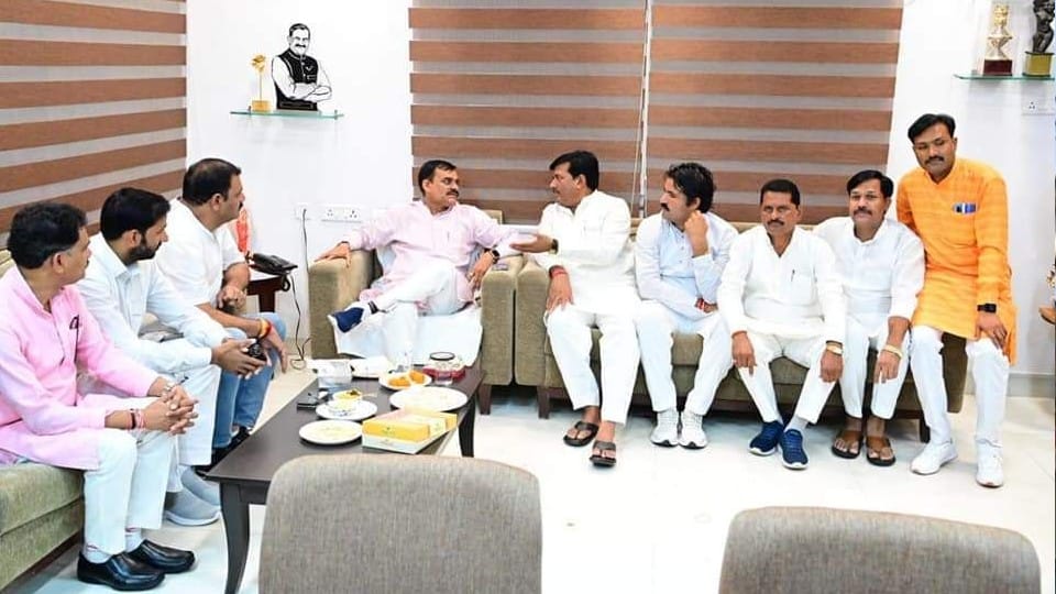 Gwalior: Controversy over District Panchayat President, leaders face to face for their supporters