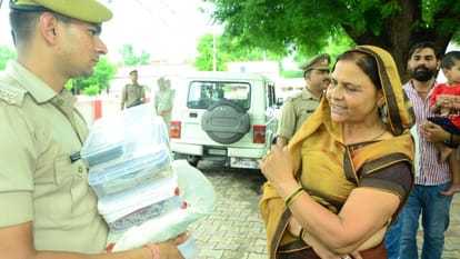 police arrested two miscreants for Kargil martyr houses loot case in agra