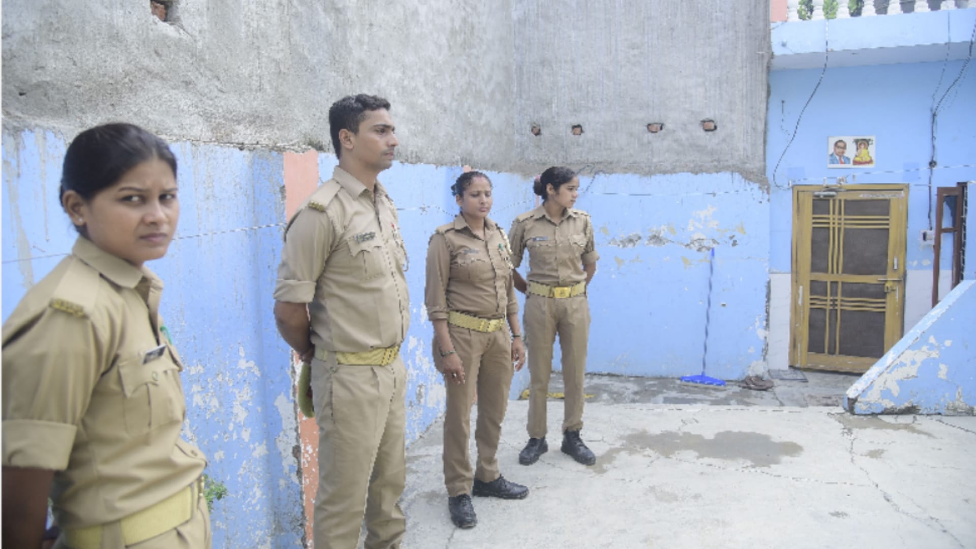 Lucknow Suicide case JE called his acquaintance before committing suicide along with family