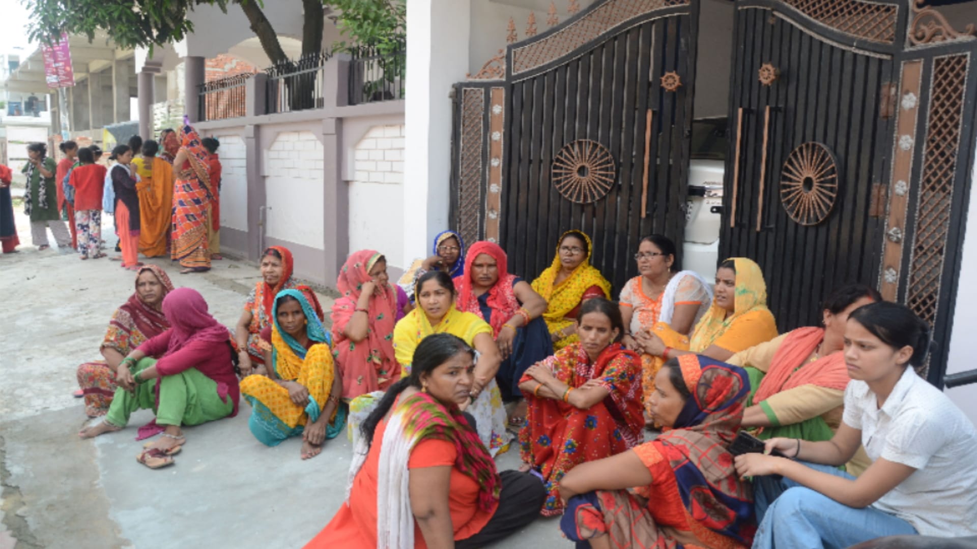 Lucknow Suicide case Second suicide note and theft complicates suicide of three including JE