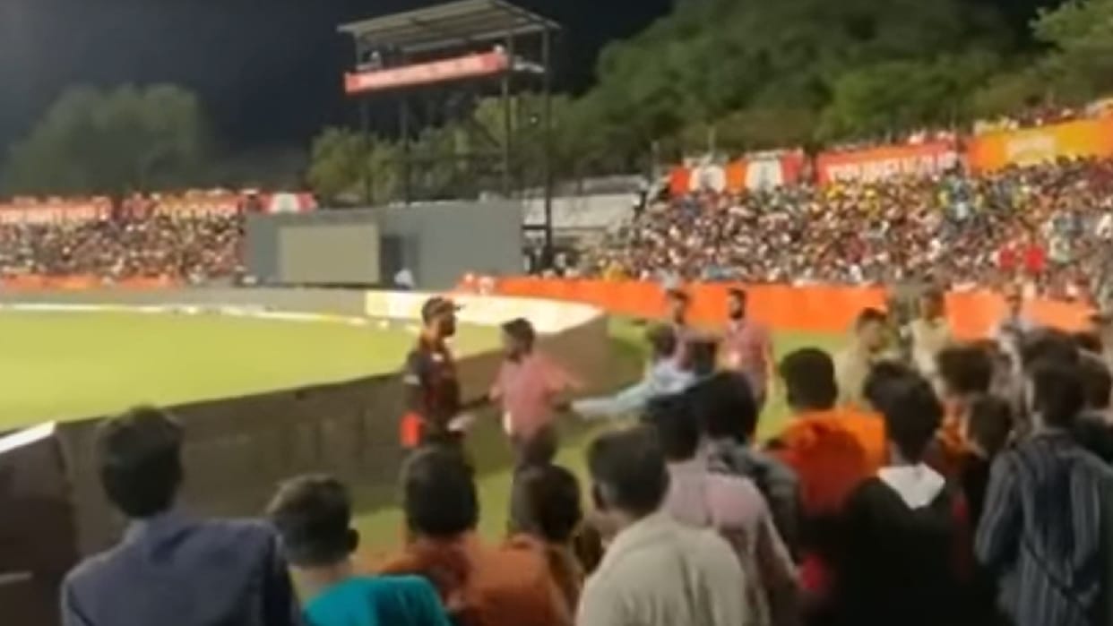 Murli Vijay clash with a fan who trolls him with Dinesh Karthik Name see Video