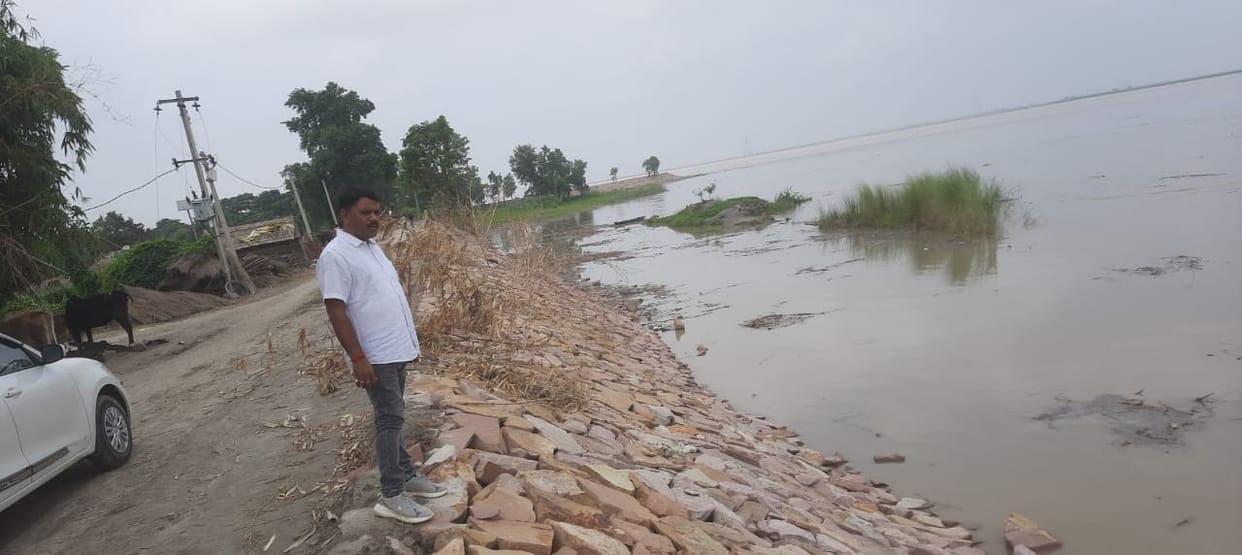 Pressure on Narvajot dam due to rise in water level in Gandak river.