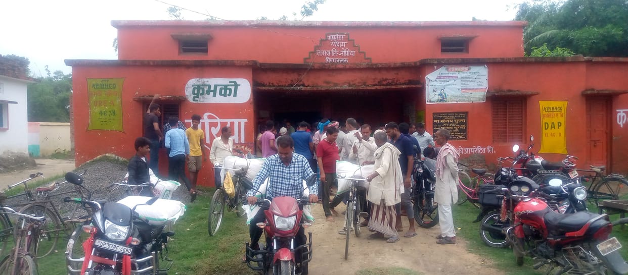 Fertilizers are not available on committees, farmers returning disappointed