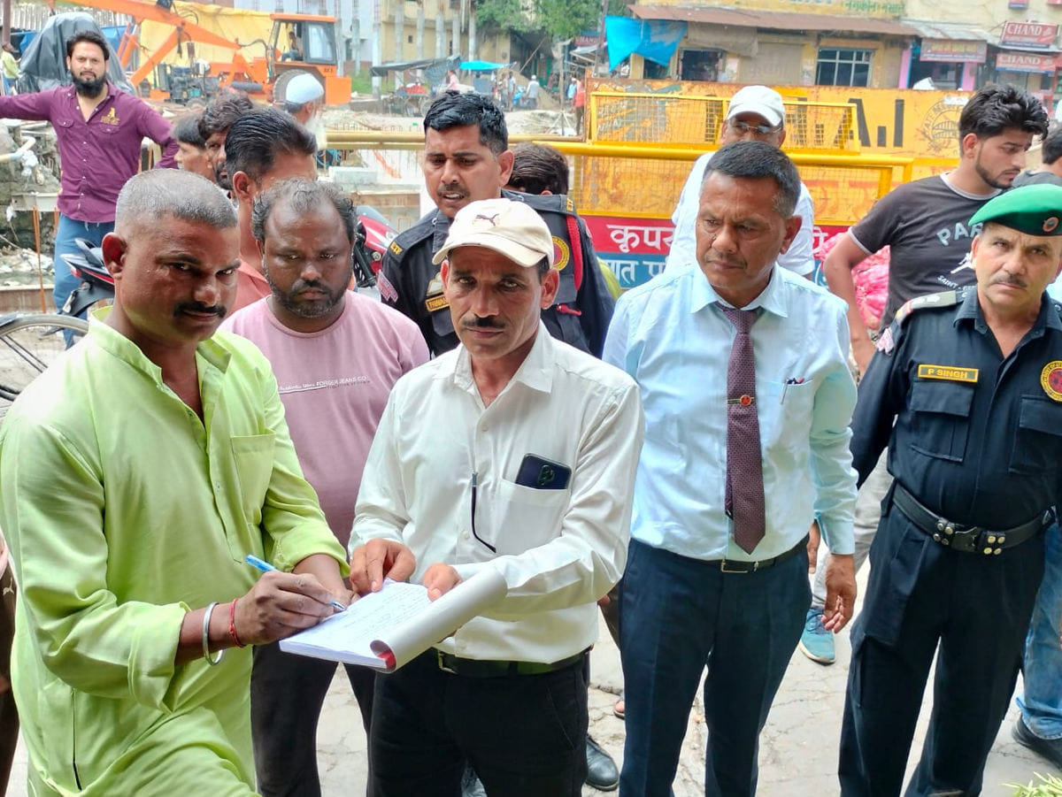 Single use plastic found at seven shops, fined