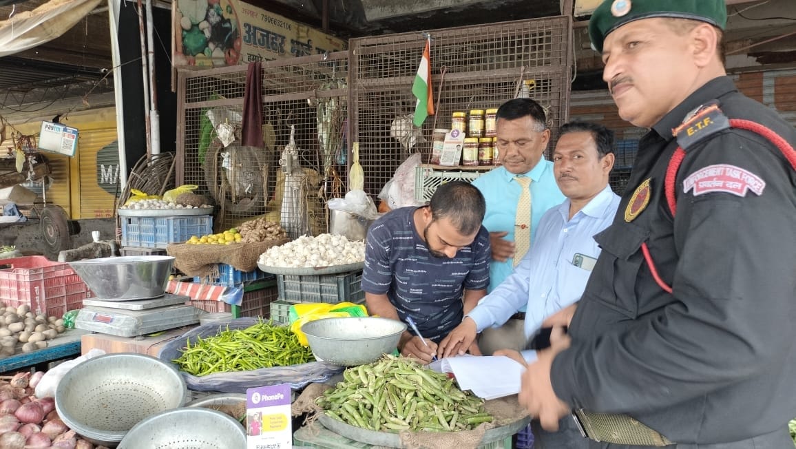 16 thousand fine on warehouse owner and five shopkeepers