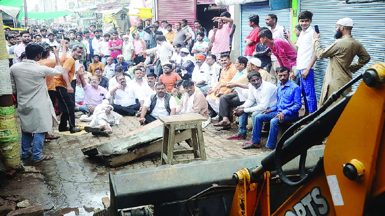 Traders lie down in front of bulldozers do not remove possession
