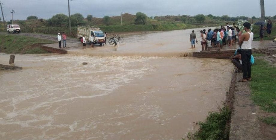 kanpur dehat : Water started flowing on the culvert of Pathar village, eight thousand people have trouble in movement