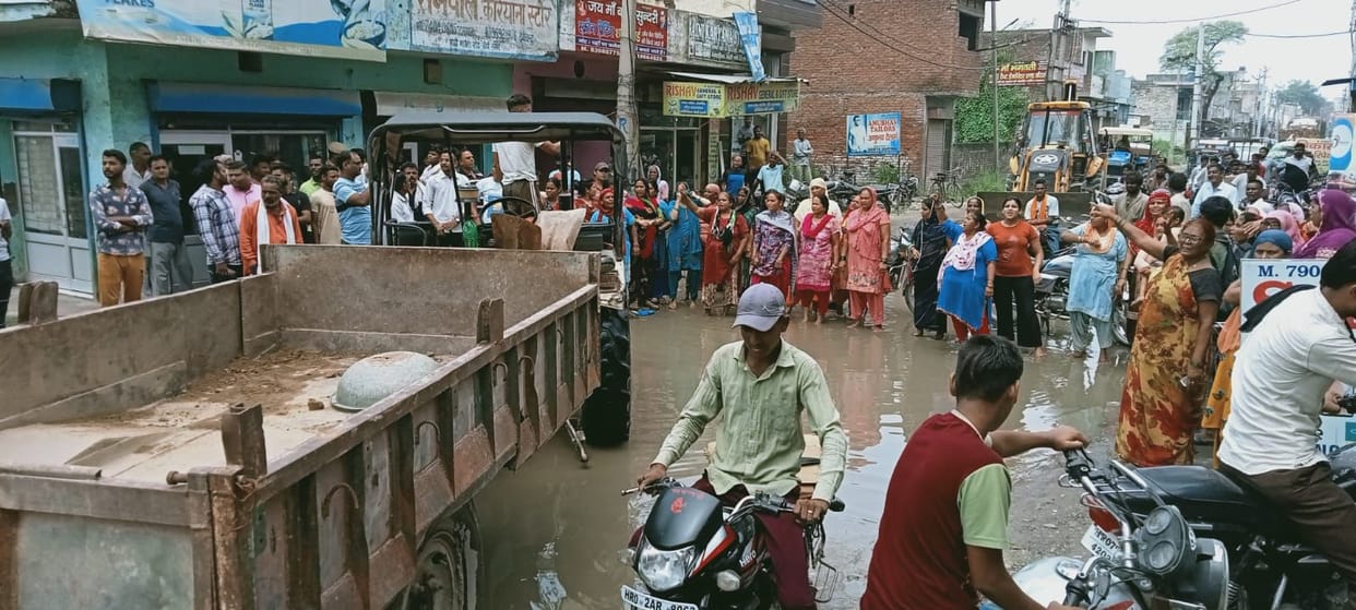 People of Bari Majra upset due to waterlogging on the road, jammed the road