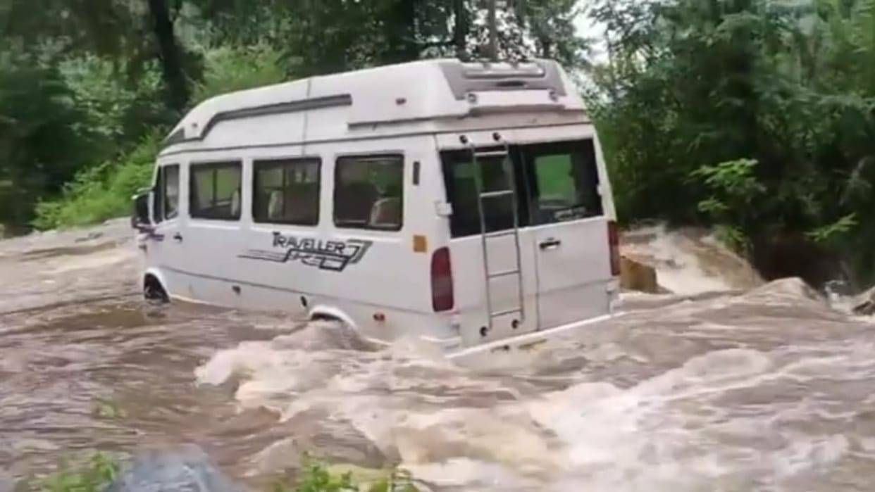 himachal weather update heavy rain orange alert hrtc bus accident vehicle stuck in flooded Nullah in kullu