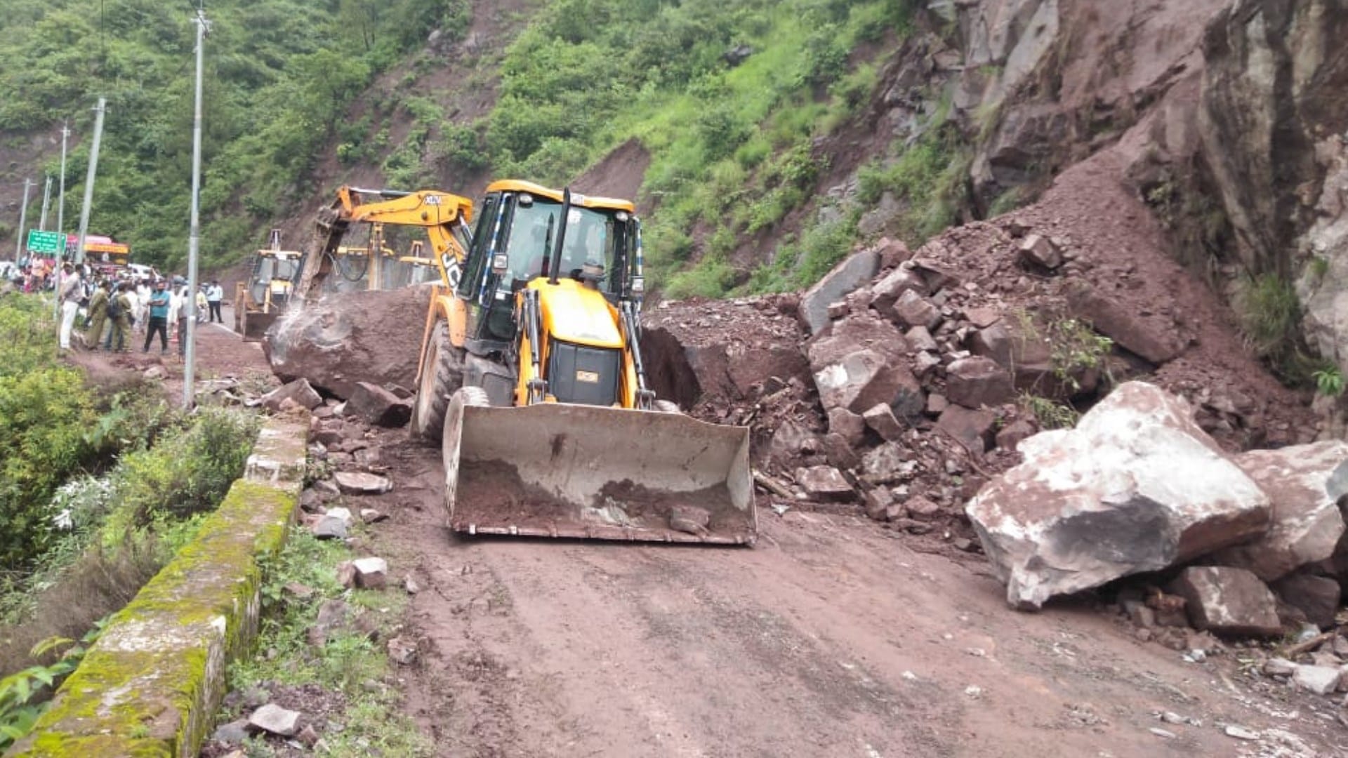 himachal weather update heavy rain orange alert hrtc bus accident vehicle stuck in flooded Nullah in kullu